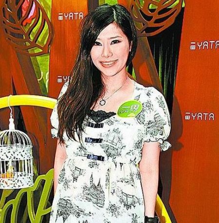 唐贝诗昨在香港出席活动，称妹妹与周董是朋友。图片来源：台湾《苹果日报》