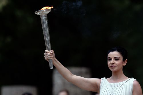 图伦敦奥运会圣火在希腊采集女祭司手持火炬