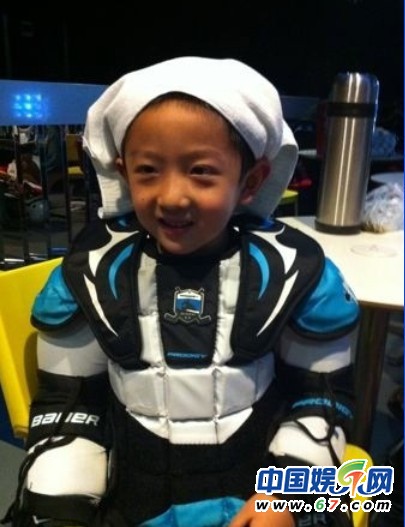 于谦6岁儿子近照曝光 戴墨镜耍酷可爱十足(图