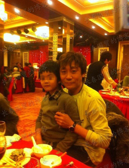 组图那英八岁儿子近照曝光眉宇间颇有母亲风采