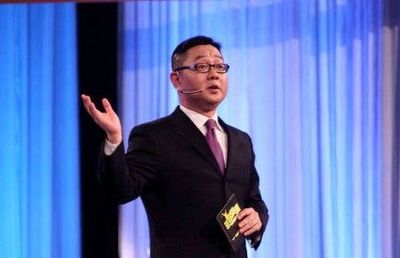 而婚礼的司仪,央视名嘴熟脸是首选,近来处于风口浪尖的主持人张绍刚被
