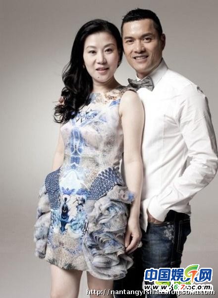 56岁吕良伟娇妻爱子私照 三婚妻子杨小娟背景惊人