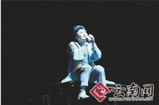 陈奕迅端午之夜感动昆明 一场万人合唱的KTV