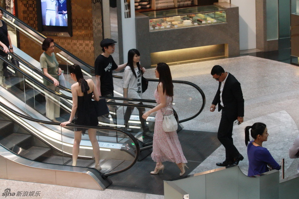 甄子丹汪诗诗夫妇现身香港商场 吃饭逛街很悠