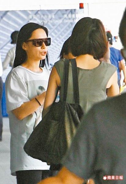 阿娇（左）前天（7月8日）秘密前往台湾，戴着太阳眼镜现身桃园国际机场。