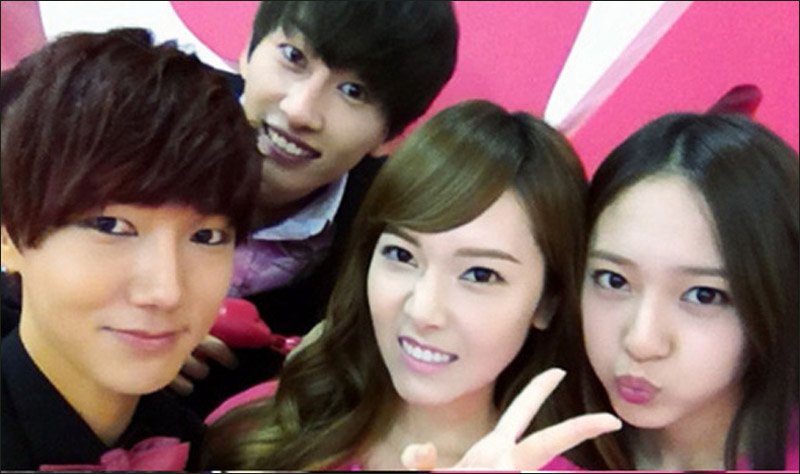 <em>少女时代</em>Jessica姐妹与Super Junior艺声<em>银赫</em>亲