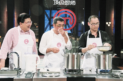 《顶级厨师》三位主持评审曹可凡,李宗盛和刘一帆.