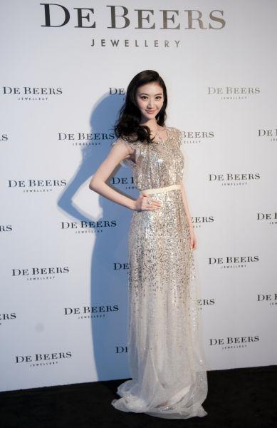 景甜珠光宝气现身上海 新电影10月19日上映