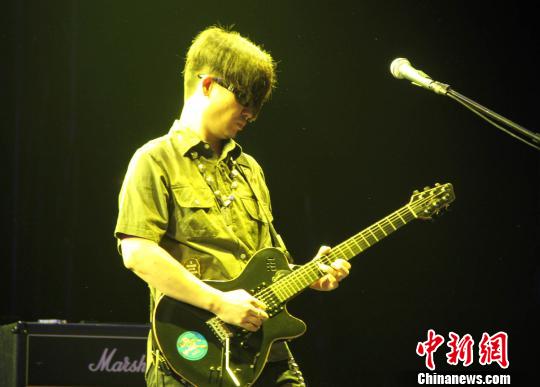 “内地首席吉他手”李延亮当晚激情的演奏也引来了乐迷的阵阵欢呼。韩璐摄