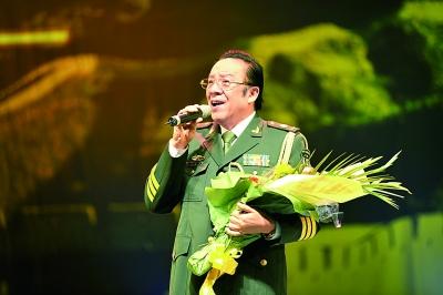 总政歌剧团演员杨洪基为官兵演出至死不渝