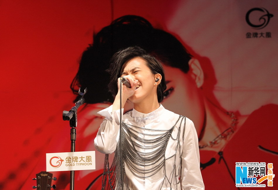 张芸京发新片获赠麦克风 走出事业低谷再出发