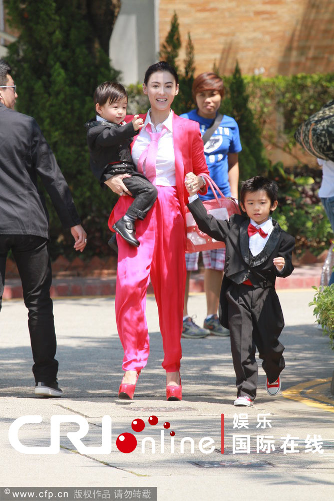 张柏芝带两儿子贺弟弟张豪龙大婚 穿喜气红衣