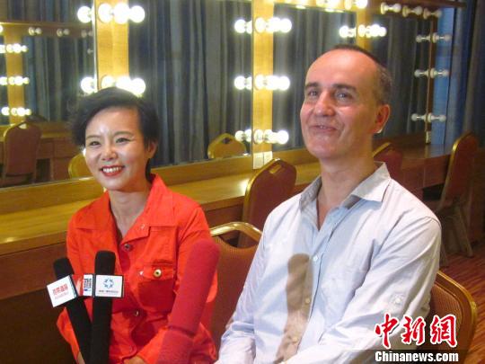 龚琳娜与丈夫老锣接受记者采访 全晓诗摄