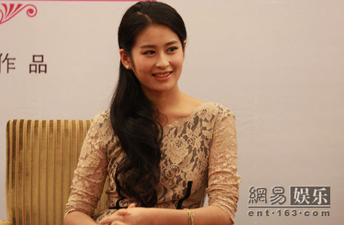 《爱很美》举行发布会 颖儿大赞郭品超很养眼