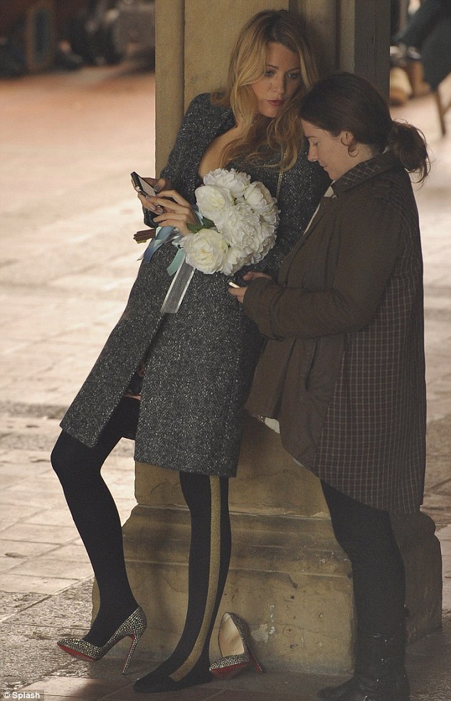 《绯闻女孩》片场 布莱克 莉顿不爱高跟鞋脱鞋“晾”脚_音乐频道_凤凰网