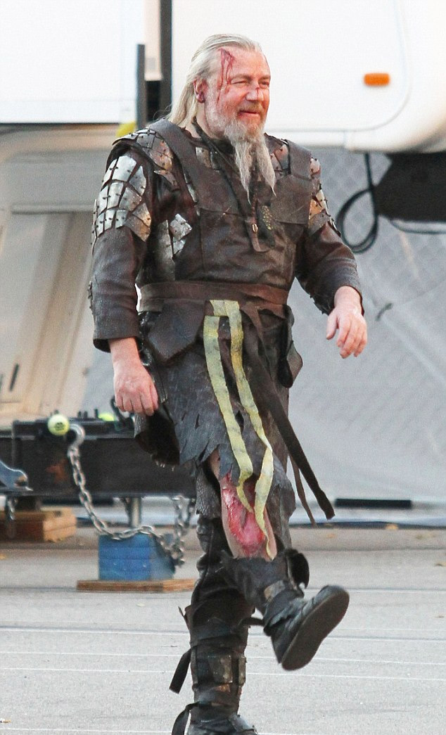 《诺亚》片场照曝光 雷?温斯顿流鲜血露烂肉造