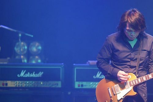 伍佰亲手撰写演唱会序言 出道20周年说谢谢
