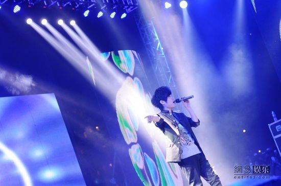 徐良校园歌友会场面失控 因安全问题提前结束