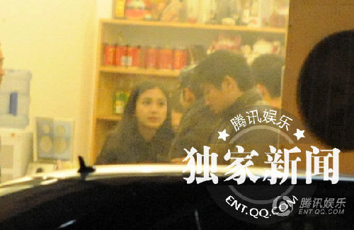 黄晓明深夜携angelababy吃烤串 同回酒店