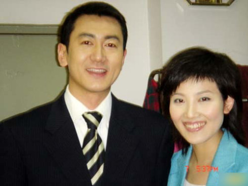 妻子郑天亮还只是央视新闻频道《午夜新闻》的