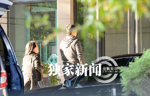 黎明现身机场 面对镜头竖中指似心情低落