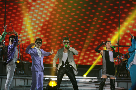 凤凰传奇太原个唱连开两场 上座率百分之一百二_音乐频道_凤凰网