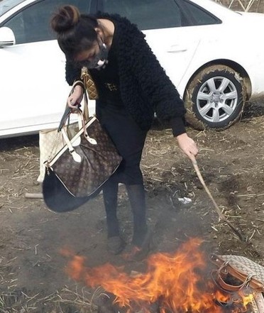北漂女演员为博上位陪睡换来假名牌“烧包门”震动娱乐圈