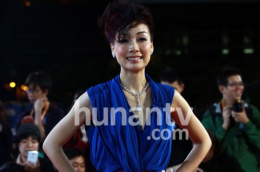 <em>TVB</em>颁奖礼红毯杨怡凹造型 众<em>女星</em>低胸露背抢