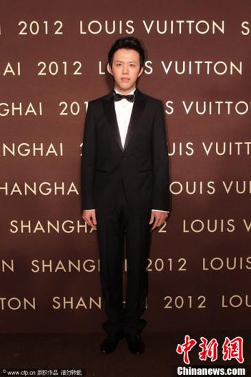 　　7月18日，上海，众明星助阵某奢侈品牌旗舰店开幕红毯。李云迪亮相，一展十足绅士范。图片来源：CFP视觉中国