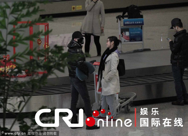 杨坤酷似蒙面飞人小枕头随身带 美女助理神似