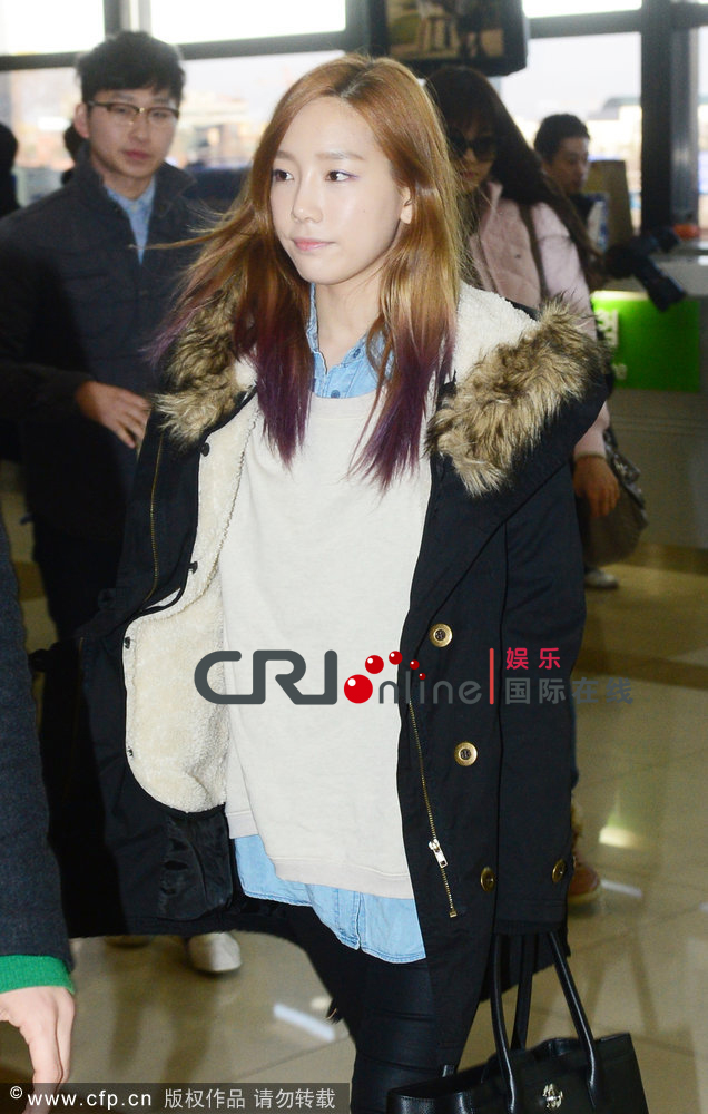 少女时代成员搭机  Jessica红衣抢镜、徐贤素颜亮相