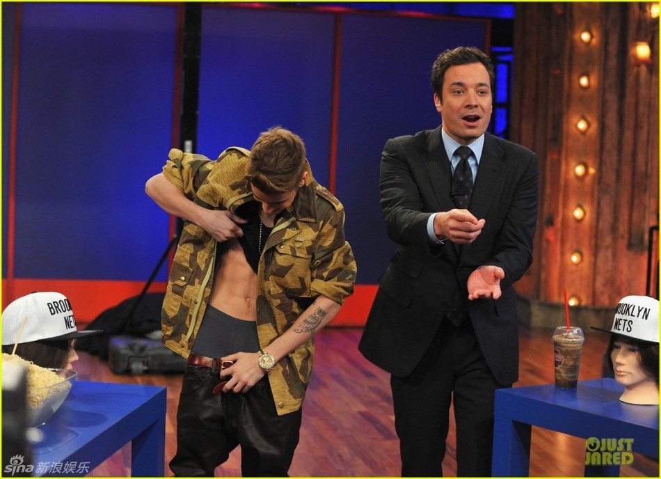 (justin bieber)做客jimmy fallon秀,大展调皮本色掀衣扒裤露腹肌抢镜