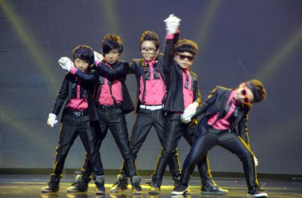 HKT-M在广西卫视春晚舞台上载歌载舞