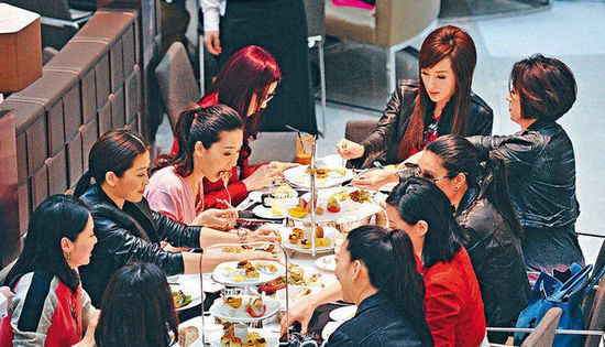 周丽淇汪诗诗等香港10名媛饭局聚会引路人侧