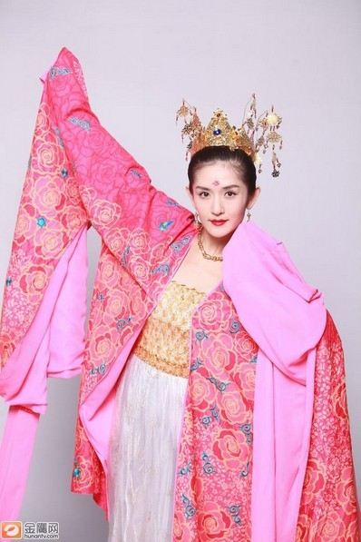 《大咖秀》谢娜挑战章子怡 维嘉变霍比特人瞿颖“宋祖英”上身