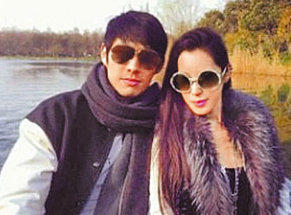 　　吴建豪（左）和女友Arissa前几天到杭州西湖游玩