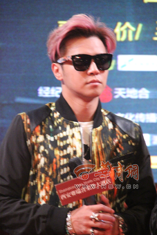 罗志祥洗剪吹发型现身西安 演唱会挑战四面台
