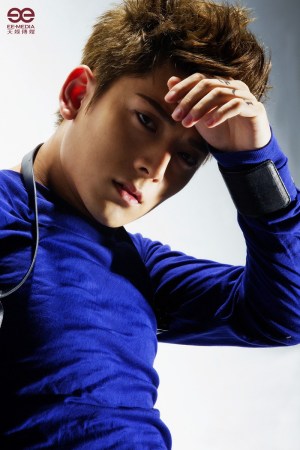 陈翔曝光新唱片海报 眼神坚定变身冷酷型男