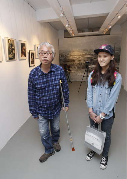 　　17岁的林靖恩陪同57岁的李坤城参加演讲并大方受访拍照（图片来自台媒）