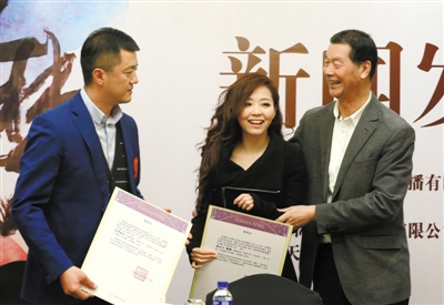 现场，李亚鹏、邓长富（右）与纪念演唱会歌手代表张靓颖相谈甚欢。