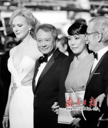 评委李安（左二）与评审团一起出席电影节闭幕式。 新华社发