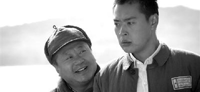 乔日成(范伟饰)和儿子乔群(张桐饰)父子情深。