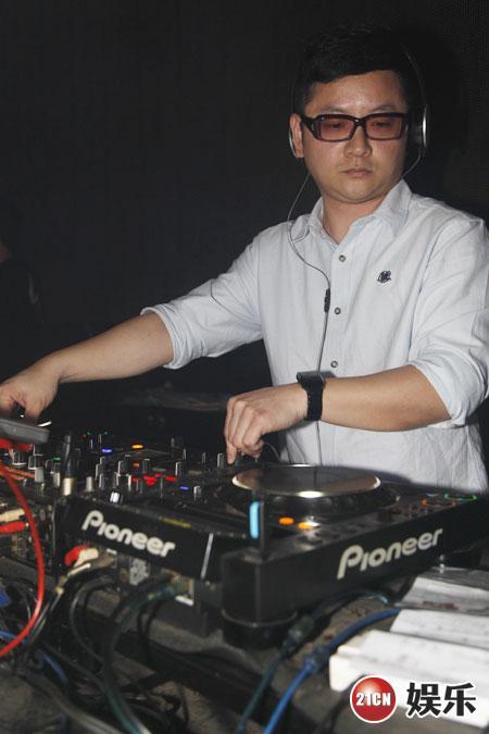 dj tommy助阵"魔天伦之夜" 称不八卦陈冠希婚讯