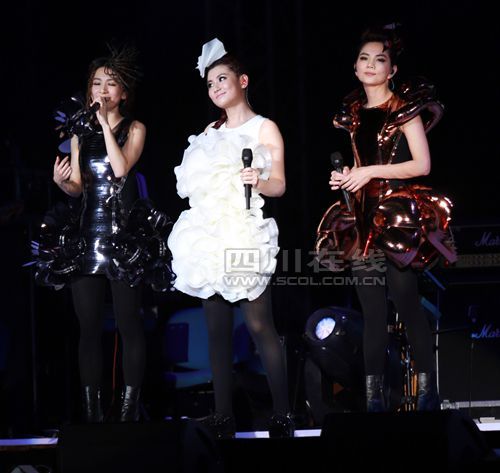 SHE成都劲歌热舞3小时 Selina已不穿压力衣