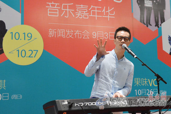 李泉在现场用歌声表达了他独特的音乐理想