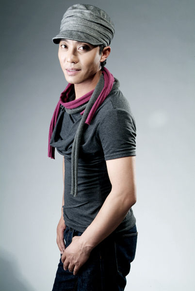 黑龙歌曲备受广场舞青睐 廖弟亲身示范教学