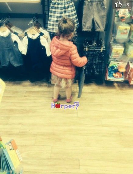 一位网友在伦敦商场偶遇小七和家人在童装店，拍了几张珍贵的图片发了微博，小七在商场自己选衣服好开心，但她好像偏爱中性风哦！