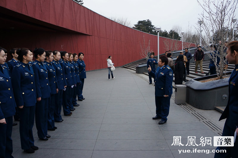 韓紅親率空政文工團觀摩學習百人援蒙7月進行