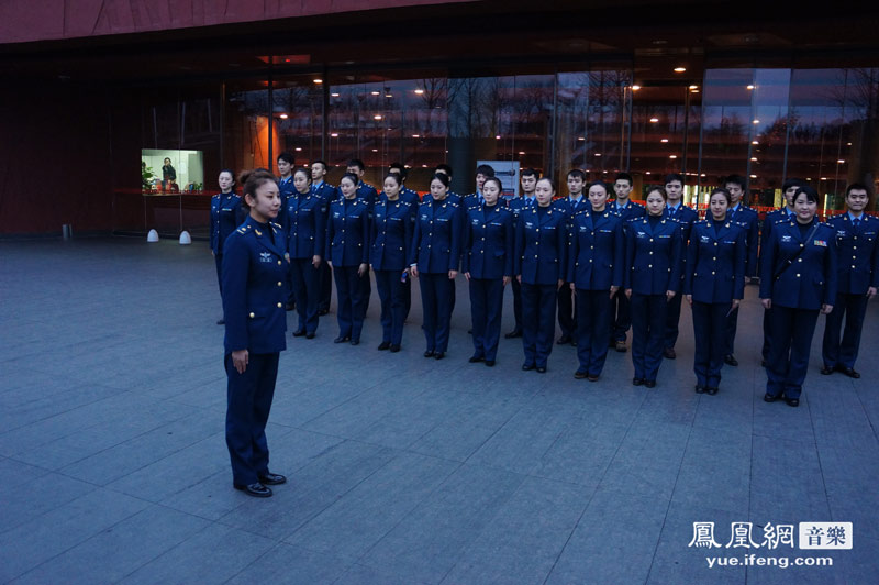 韩红亲率空政文工团观摩学习 百人援蒙7月进行