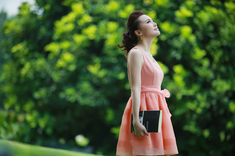 李佳璐出演越简单越浪漫mv倾情演绎爱情真谛